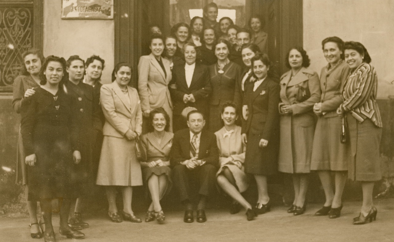 Annimo. Despedida a la seorita Berta Saavedra, profesora de ingls en la puerta del liceo. Antofagasta. 1942.
