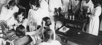 Estudiantes en clase de Física, 1937. Archivo Fotográfico Museo de la Educación Gabriela Mistral