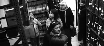 Mujeres de Pudahuel visitan el Archivo Nacional