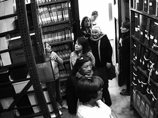 Mujeres de Pudahuel visitan el Archivo Nacional